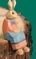 Osterfigur – liebevolles Hasenkind sitzend in Rot-Blau, handgeschnitzt – H = 7 cm