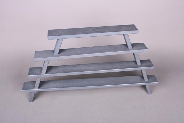 Schwibbogenerhöhung – Handgefertigte Unterstellbank aus grau lackiertem Naturholz, vielseitig