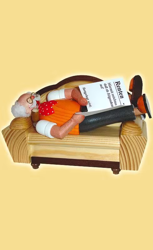 Räuchermann – humorvoller Ruheständler auf dem Sofa mit Pfeife und Zeitung aus Holz von