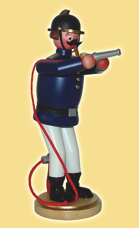 R&auml;uchermann &ndash; detailreicher Feuerwehrmann mit blauem Schutzanzug und Schlauch &ndash; BxHxT = 10 x 22 x 9 cm