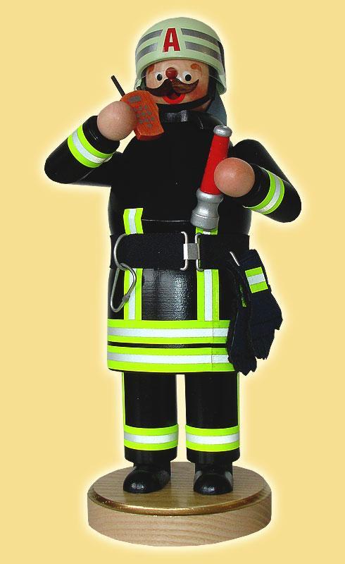 R&auml;uchermann &ndash; detailreicher Feuerwehrmann mit Helm und buntem Einsatzanzug, Funkger&auml;t und Strahlrohr &ndash; H = 22 cm