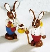 Osterfigur – fröhliches Hasenpaar mit bunten Accessoires und detailreicher Bemalung – HxB = 6 x 3 cm