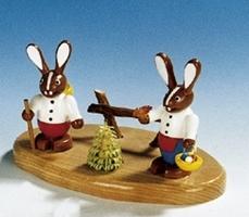 Osterfigur – liebevolles Hasenpaar mit Eiern und Blumen, farbenfroh bemalt – HxB = 7 x 3 cm