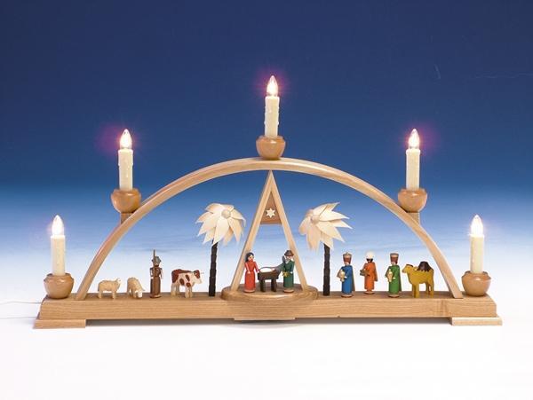 Schwibbogen – detailreiche Krippenszene mit bunten Figuren und elektrischer Beleuchtung,