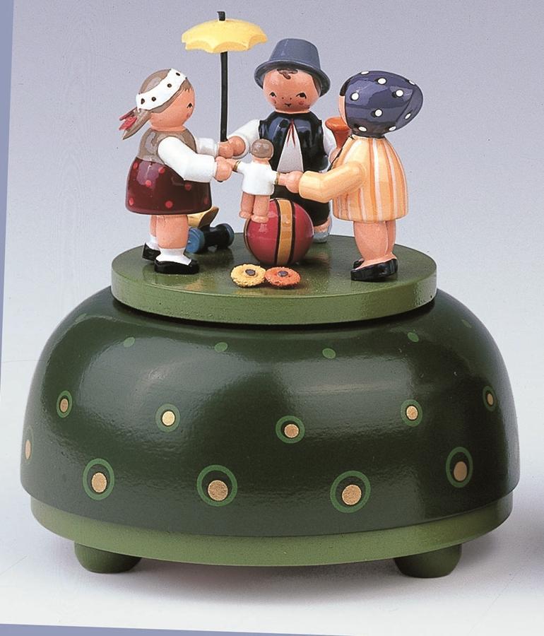 Spieluhr farbenfroher Kinderreigen mit Puppe und Sonnenschirm, handbemalt aus Holz von KWO
