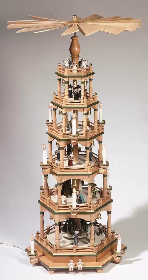 Tischpyramide festliche Kurrende mit Weihnachtsfiguren, 5-stöckige Holzpyramide aus dem Erzgebirge,