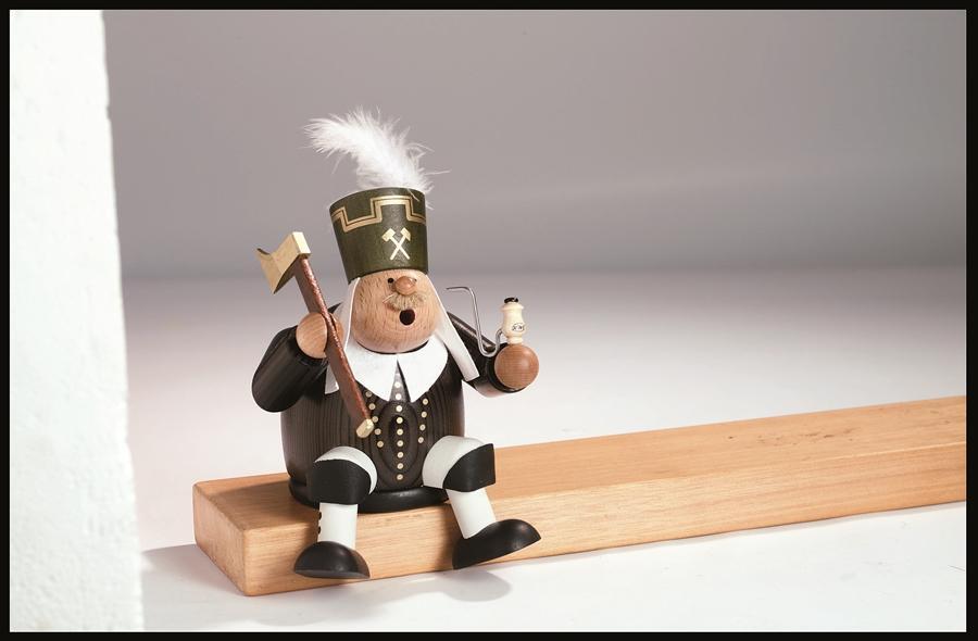 Räuchermann Kantenhocker Bergmann mit Steigerstab und Pfeife in schwarz-grün aus Holz, Erzgebirge