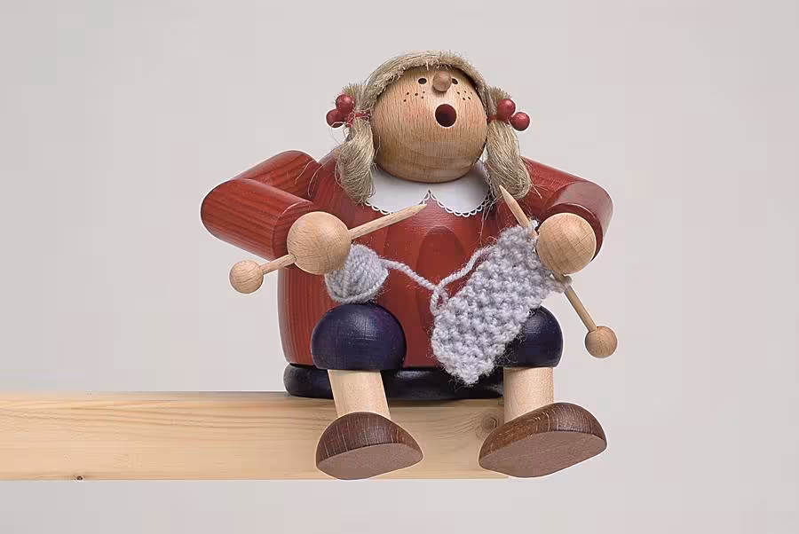 Räuchermann Strickliesel mit Stricknadeln und rotem Oberteil, handbemalte Holzfigur aus dem