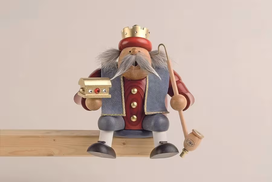 Räuchermann Caspar als Kantenhocker mit Pfeife und goldener Krone, bunt gestaltete Holzfigur von KWO