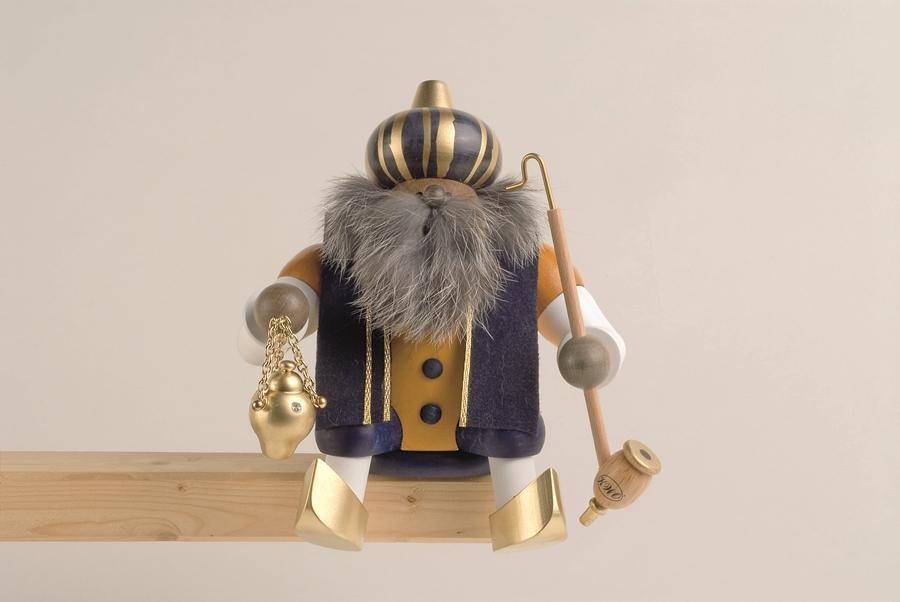 R&auml;uchermann &ndash; detailreicher Kantenhocker Melchior mit Pfeife und goldenem Geschenk, gelb-wei&szlig;-gold bemalt &ndash; BxHxT = 13 x 18 x 12 cm