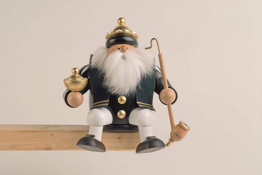 R&auml;uchermann &ndash; detailreicher Kantenhocker Balthasar mit Pfeife und goldenem Geschenk, bunt bemalt &ndash; BxHxT = 13 x 17 x 12 cm