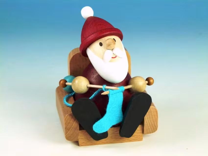 Holzfigur Weihnachtsmann strickend im Sessel von Kunsthandwerk Ullrich, detailreich im roten Mantel,