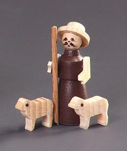 Miniaturfigur – naturfarbener Schäfer mit zwei Schafen, liebevoll gestaltet – BxHxT = 4 x 7 x 2 cm