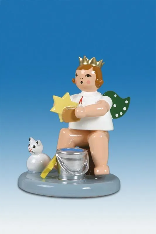 Holzfigur Engel mit Stern und Katze sowie kleinem Eimer von KDE-Kunstgewerbliche Drechslerei