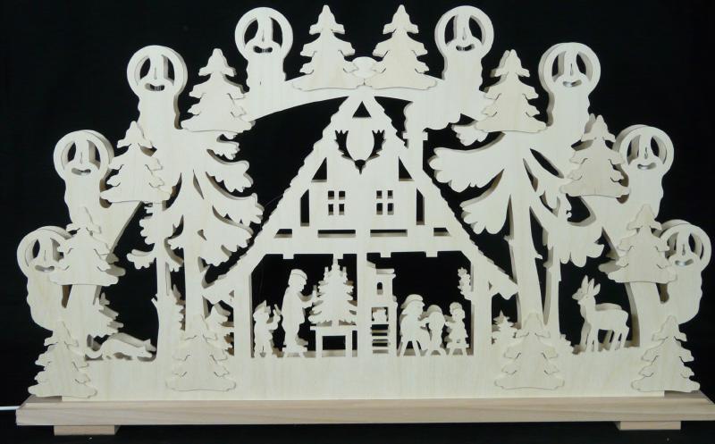 Schwibbogen Waldhaus mit filigranen Bäumen und Figuren, warm beleuchtet, naturfarbenes Holz aus dem