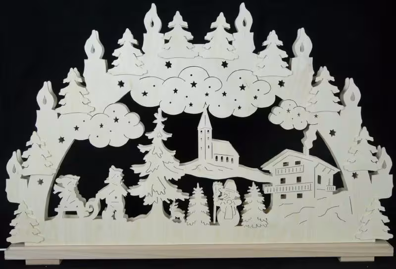 Schwibbogen aus naturfarbenem Holz mit Winterkinder-Motiv, Haus und Kirche, beleuchtet, von