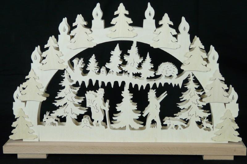 Schwibbogen Waldarbeiterszene aus Holz mit feinen Tannen und Figuren, sanft beleuchtet, von