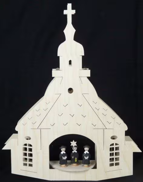 Fensterbild detailreiche Kirche mit Kurrende aus naturfarbenem Holz von SchwibboLa aus dem