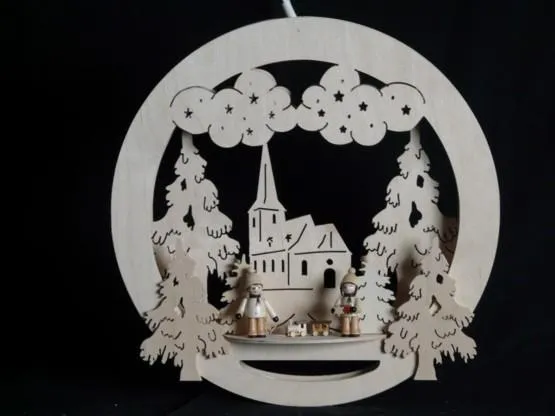 Fensterbild liebevolle Striezelkinder mit filigraner Kirche, naturfarbenes Holz, beleuchtet von