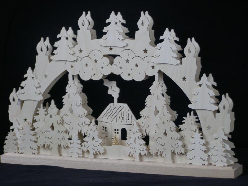 Schwibbogen &ndash; detailreiche Waldh&uuml;tte mit stimmungsvoller Beleuchtung, naturfarben &ndash; BxHxT = 50 x 32 x 7 cm