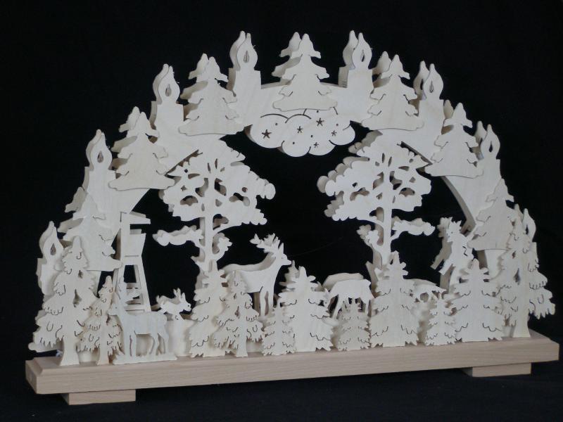 Schwibbogen &ndash; detailreiche Waldszene mit J&auml;ger, Rehen und Hasen, naturbelassen mit Beleuchtung &ndash; BxHxT = 50 x 32 x 7 cm