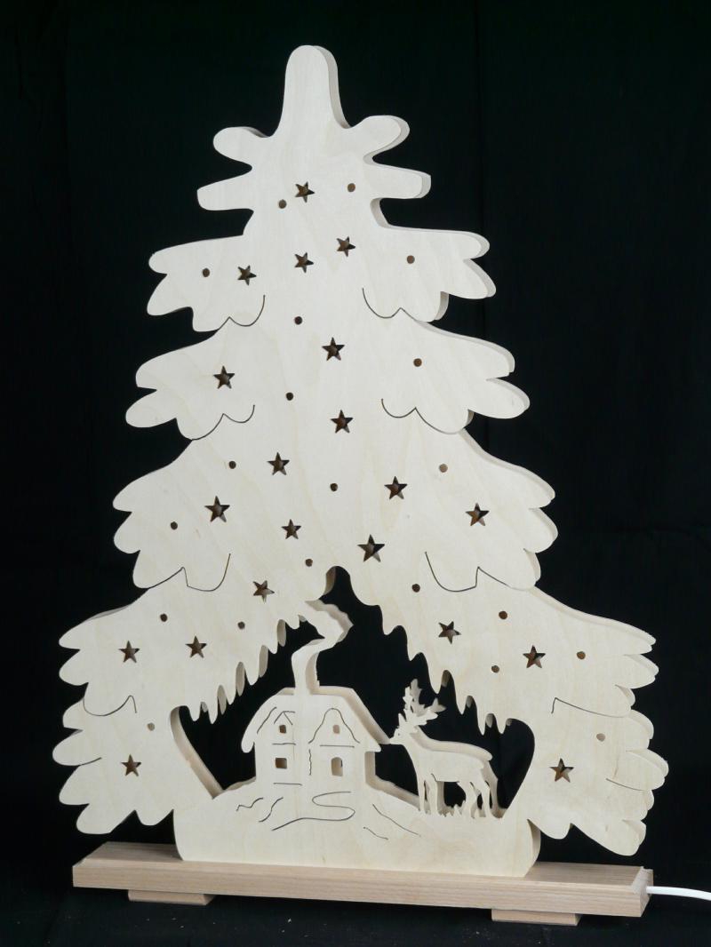 Schwibbogen &ndash; detailreiche Tanne mit Hirsch und sanfter Beleuchtung, naturfarben &ndash; BxHxT = 44 x 51 x 7 cm