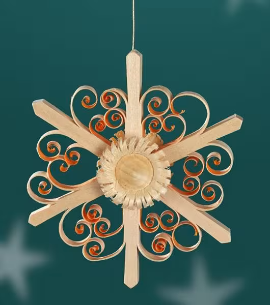 Strauchbehang filigraner orangefarbener Spanstern mit Blumenrosette aus naturbelassenem Lindenholz