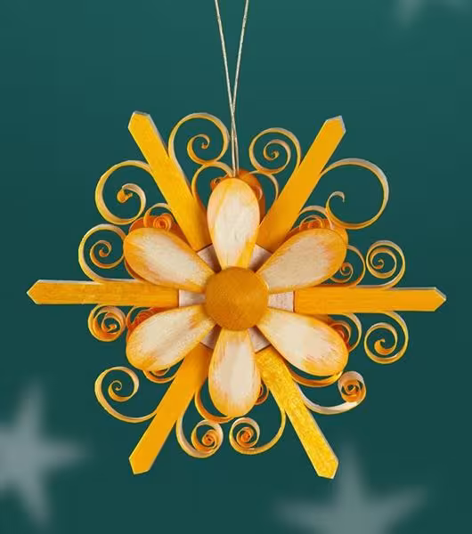 Strauchbehang filigraner gelber Spanstern mit Holzblüte aus naturbelassenem Lindenholz von Martina