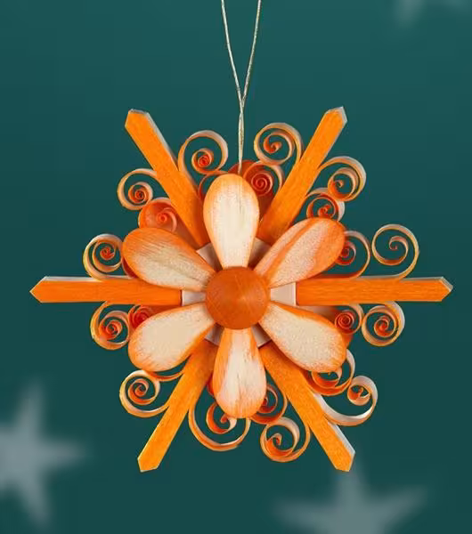 Strauchbehang filigraner orangefarbener Spanstern mit Holzblüte aus Lindenholz von Baum- und