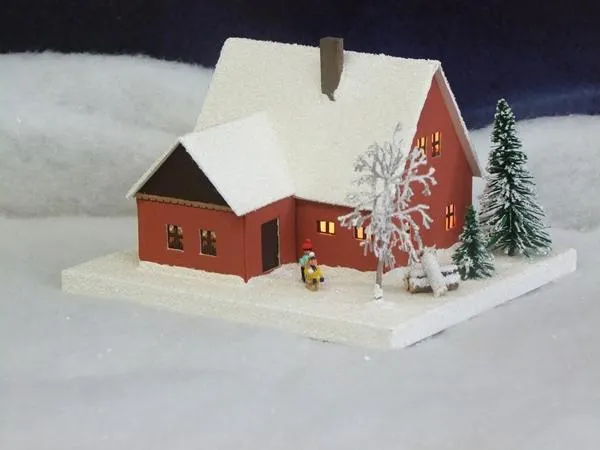 Lichterhaus – traditionelles Erzgebirgshaus mit spielenden Kindern und Beleuchtung von