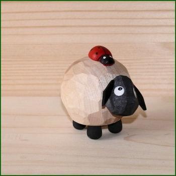 Holzfigur – liebevolles Schaf mit rotem Marienkäfer, naturfarben – HxB = 4,5 x 3 cm