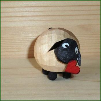 Geschnitzte Figur – zauberhaftes Schaf mit rotem Herz, naturfarben, handbemalt – BxHxT = 2.5 x 2.5 x