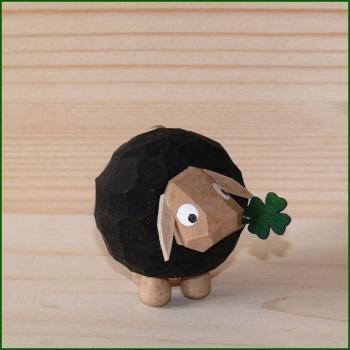 Dekorationsfigur – detailreiches Schaf Gustav mit Kleeblatt, naturfarben – H = 4,5 cm