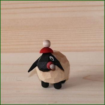 Figur – detailreiches Babyschaf mit roter Mütze, naturweiß – H = 3 cm