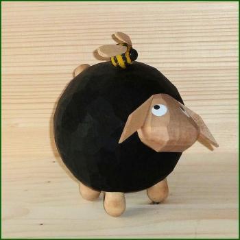 Geschnitzte Figur – charmantes Schaf Gustav mit Hummel, liebevoll bemalt, naturfarben – BxHxT = 8 x 