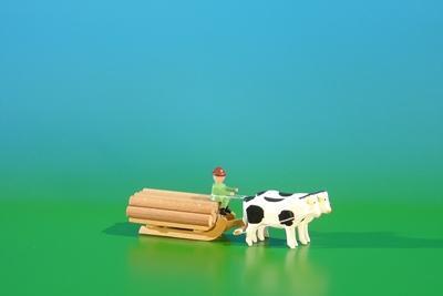 Miniatur Schlitten – Ochsen-Gespann mit Baumstämmen naturfarben – BxHxT ca. 9x3,5x3 cm