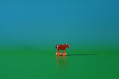 Miniaturfigur – liebevoll bemaltes Pferd auf rollbarem Holzgestell in Bunt – HxBxT ca. 2,6x3x1,5 cm“