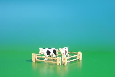 Reifentier – Miniatur Kuhweide mit 6 handbemalten Kühen in Naturfarben – BxHxT ca. 2,5x3,0x1,5 cm