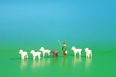 Miniaturfiguren – Schafherde aus Holz naturfarben liebevoll bemalt – HxT ca. 2,6 x 2,6 cm