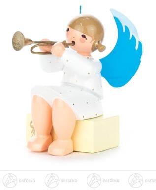 Engel mit Trompete auf Geschenkpaket sitzend Höhe ca 5,5 cm