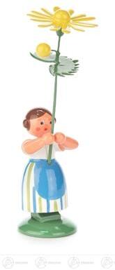Blumenkind – detailverliebtes Mädchen mit gelber Margerite, handbemalt in zarten Pastelltönen – H = 