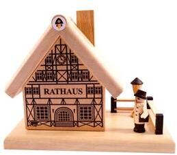 Räucherhaus – detailreiches Rathaus mit Figur und Laterne, naturfarben – BxHxT = 8 x 7.5 x 8 cm