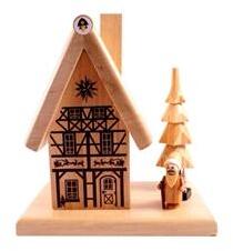 Räucherhaus – traditionelles Weihnachtsmannhaus mit naturbelassenem Holz, detailverliebt gestaltet –
