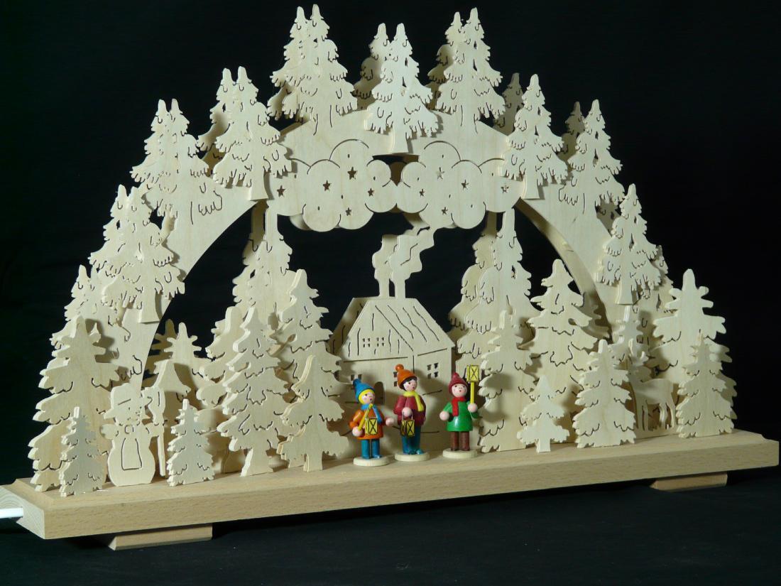 Schwibbogen &ndash; liebevoll gestaltete Laternenkinder mit Waldhaus, naturfarben und beleuchtet &ndash; BxHxT = 50 x 31 x 7 cm