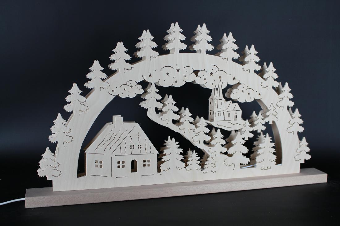 Schwibbogen detailreiche Silhouette mit Haus, Kirche und beleuchteten Tannen aus Holz, naturfarben