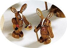 Osterfigur – liebevolles Hasenpaar mit Blumenstrauß und Eierkorb, naturfarben – H = 12 cm