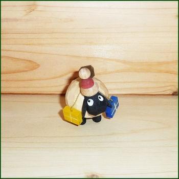 Weihnachtsschaf – liebevoll handgeschnitzt, naturbelassen und detailreich – BxHxT = 4 x 5 x 2 cm
