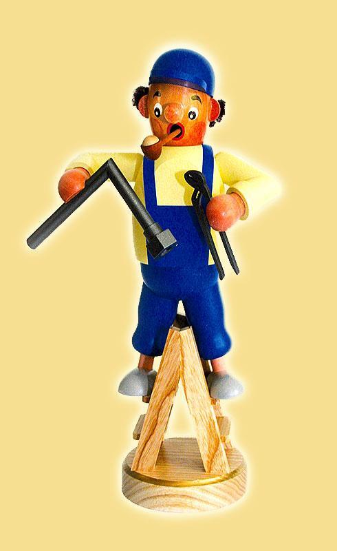 R&auml;uchermann &ndash; detailreicher Installateur mit blauer Latzhose, Zange und Leiter, farbenfroh bemalt &ndash; BxHxT = 12 x 28 x 10 cm