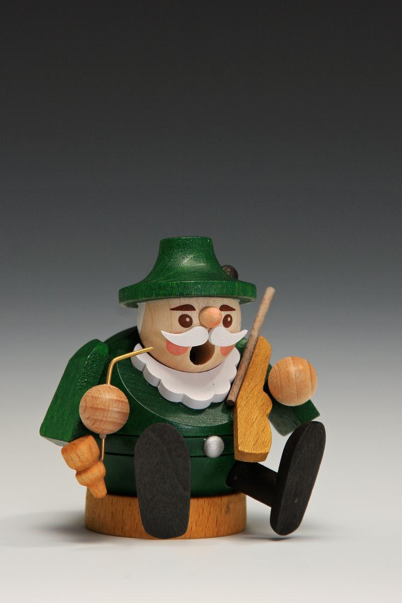 R&auml;uchermann &ndash; detailreicher F&ouml;rster mit gr&uuml;nem Hut und Gewehr, bunt bemalt &ndash; HxB = 7 x 4 cm