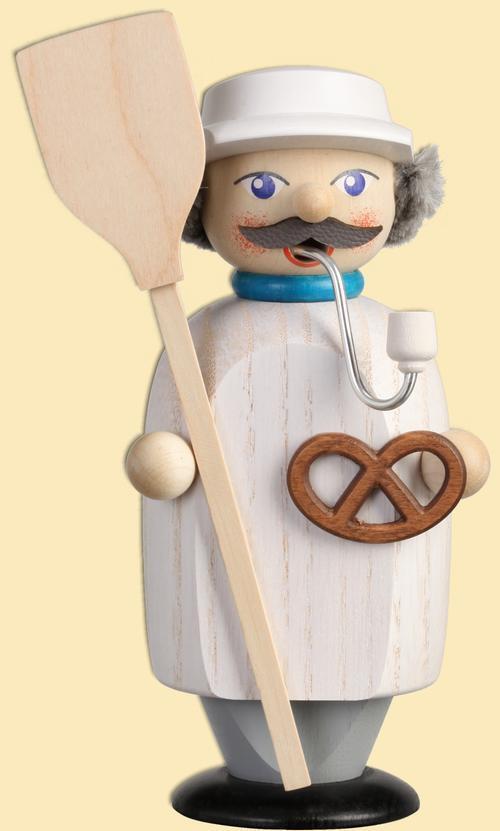 R&auml;ucherfigur &ndash; B&auml;cker mit Brotschippe, Brezel, Pfeife, detailreich &ndash; BxHxT 14 x 8 x 6 cm
